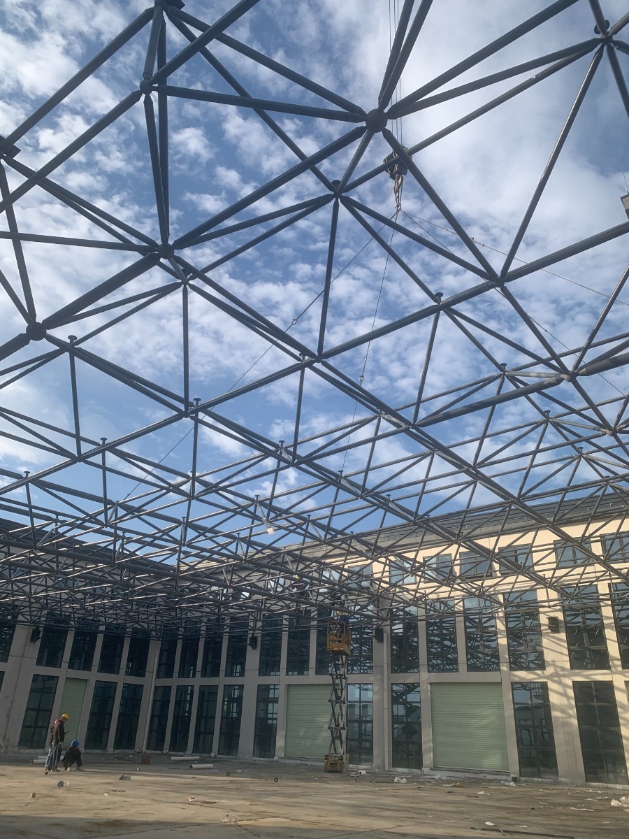 高温环境下网架钢结构加工建筑会有什么影响.jpg