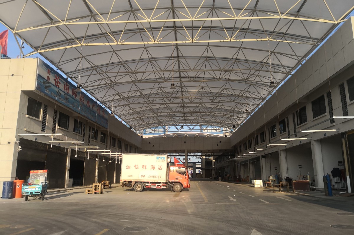 必须按照设计起拱形态建立空间曲面模型